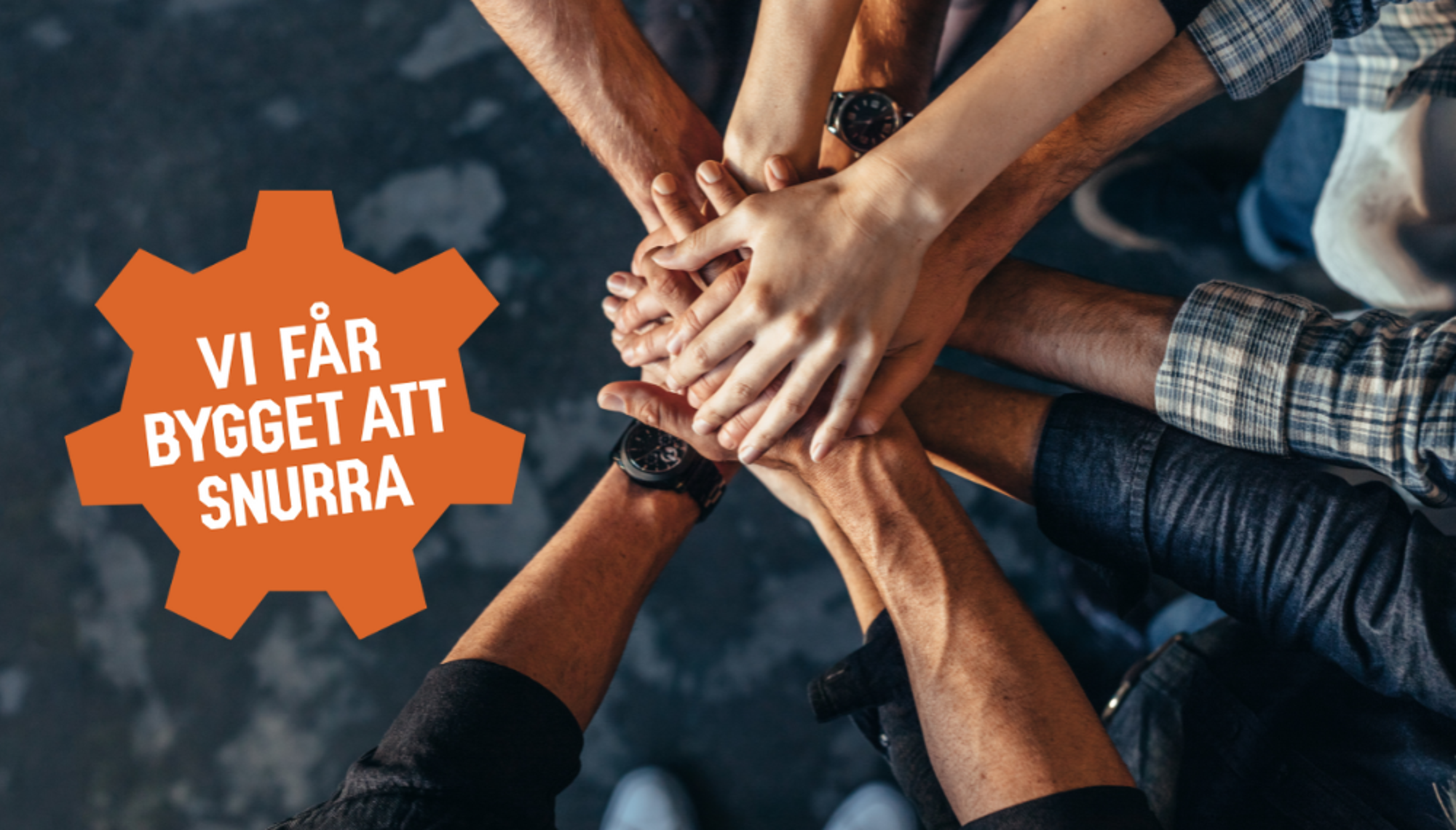 nomenu Händer som läggs i en hög i en samarbetsgest, bredvid ett orange kugghjul med texten 'Vi får bygget att snurra'."