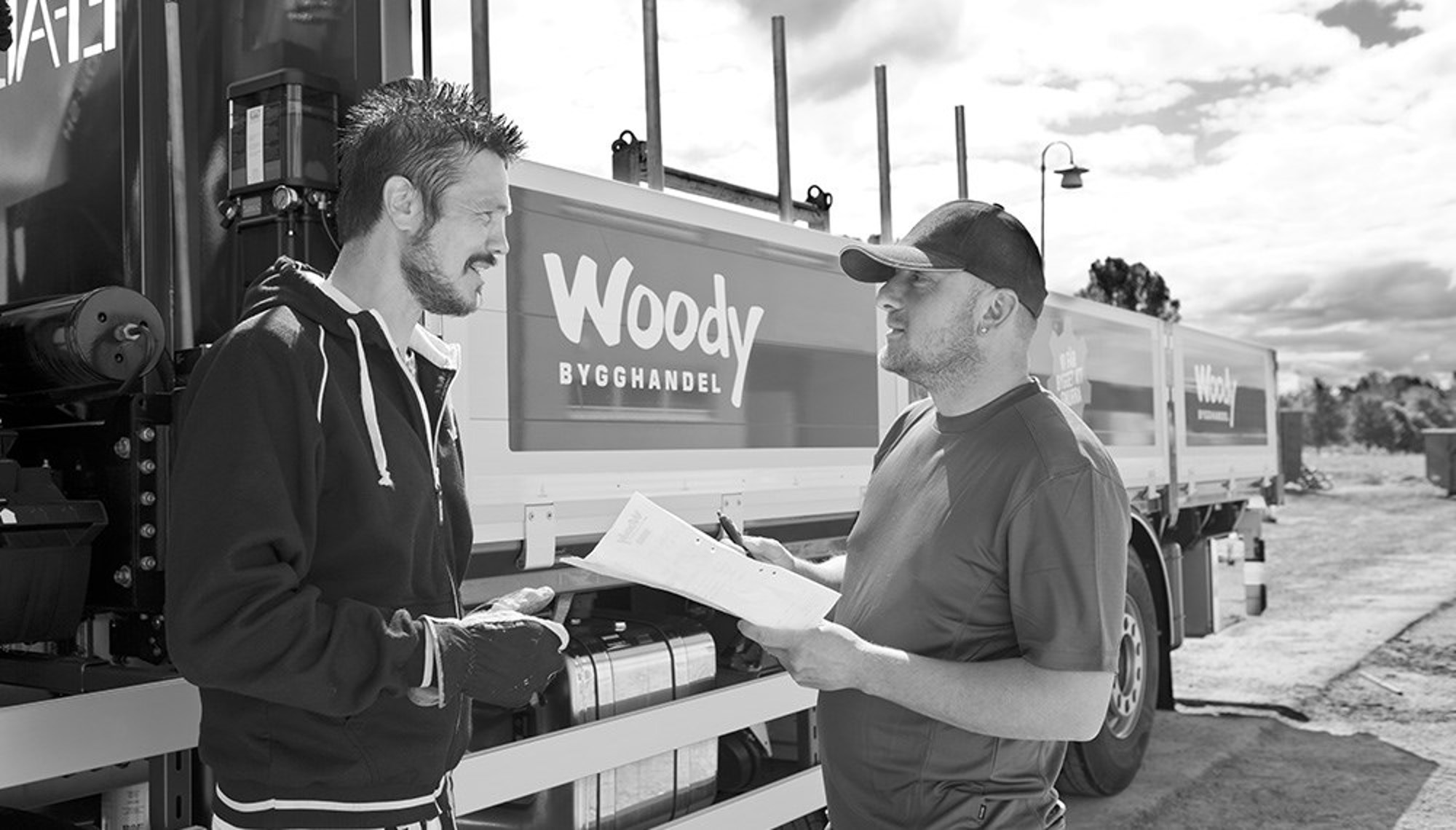 nomenu Svartvit bild på två män från Woodys Bygghandel 