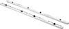Två silverfärgade styrskenor med svarta fästen och tryckt text på en vit bakgrund.