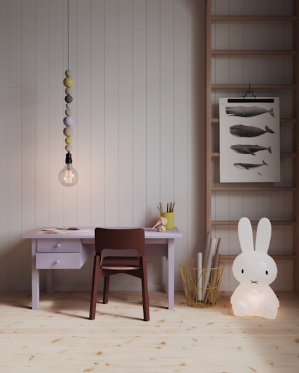 Skrivbord och stol i trä, hängande glödlampa, kaninformad lampa, valaffischer på väggen, trägolv.