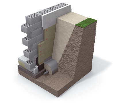Tvärsnitt av en byggd mur med lager av betongblock, isolering, dränering och jord.