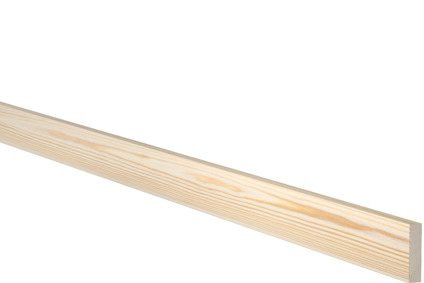 En slät bräda av ljus trä, fotograferad mot en svart bakgrund.