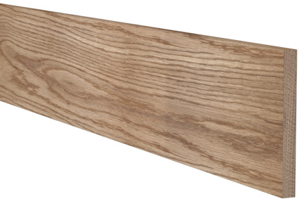 Hyvlad ekplanka med tydlig träådring på en svart bakgrund.