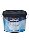 Färgburk med texten "Nordsjö Perform+ Bathroom" på etiketten, blå och vit design.