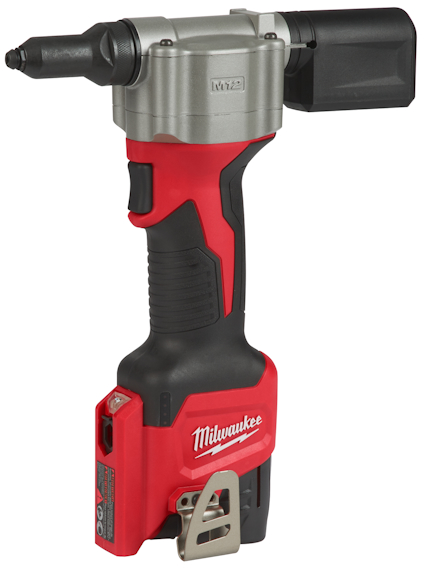 Handhållen, röd och svart blindnitspistol med metallaccenter och en batterienhet märkt "Milwaukee".