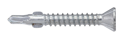 Metallisk spånskiveskruv med försänkt huvud och vass spets, liggande horisontellt mot vit bakgrund.