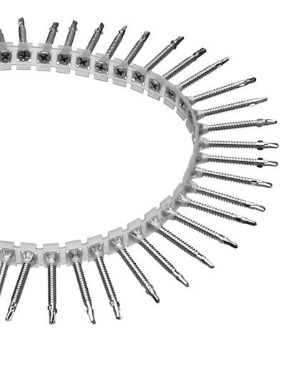 En cirkel av långa metallskruvar i ett plastband, orienterade med spetsarna utåt.