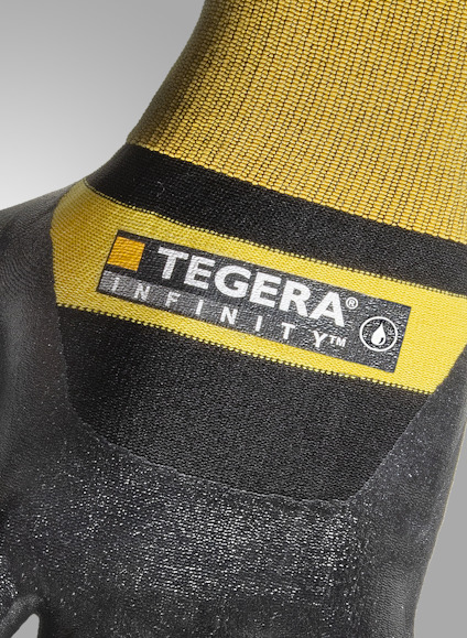 Arbetshandske med svart grepp och gul överdel. Text: "TEGERA INFINITY™".