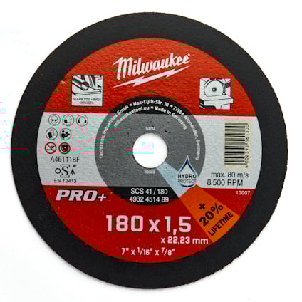 Kapskiva med röd och svart etikett, Milwaukee logotyp, olika symboler och text inklusive "PRO+", "180 x 1,5" och hastighetsgräns.