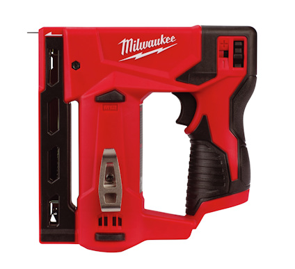 Röd häftpistol med svart handtag och märket "Milwaukee" synligt.