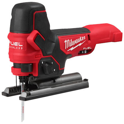 Röd och svart batteridriven sticksåg med texten "Milwaukee" och "FUEL BRUSHLESS" på sidan.