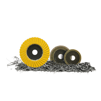 Gula och bruna sliprondeller på en hög av metallspån.