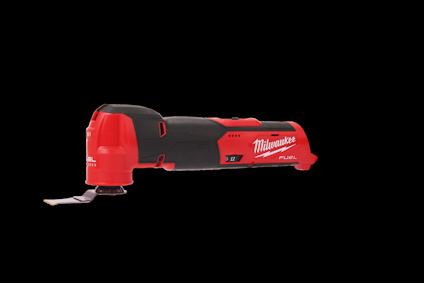 Röd och svart batteridriven multiverktyg med texten "Milwaukee Fuel" på sidan.