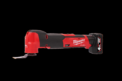 Röd och svart Milwaukee Fuel 4.0 Ah multiverktyg med batteri monterat.
