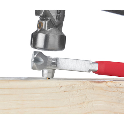 Hammare med rött skaft slår på en skruvmejsel mot en trätopp.