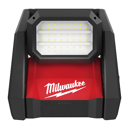 Bärbar arbetslampa med rektangulär panel, röda detaljer och grått hölje. Märkt med "Milwaukee".