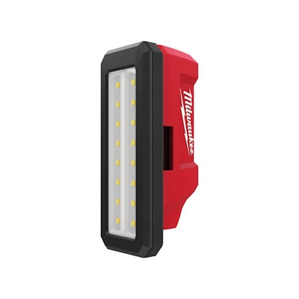 Röd och svart arbetslampa med en rektangulär LED-panel och texten "Milwaukee" på sidan.