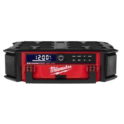 Röd och svart arbetsradio med digital display som visar klockan 12:00. Kontrollknappar och högtalare är synliga.
