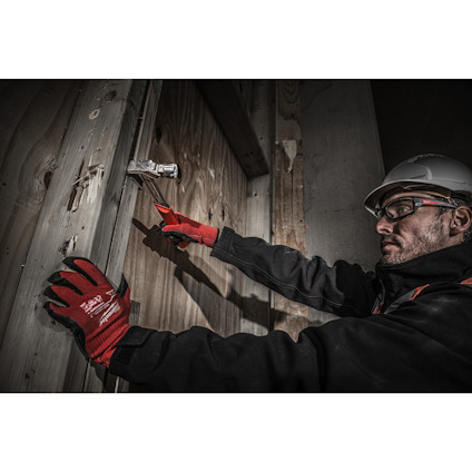 Person med hjälm och skyddsglasögon knackar på en trädörr med en liten hammare.