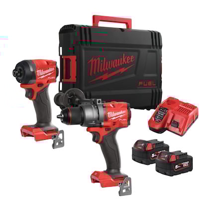 Verktygskit med röd och svart borrmaskin och slagskruvdragare, två batterier, laddare och väska med texten "Milwaukee".