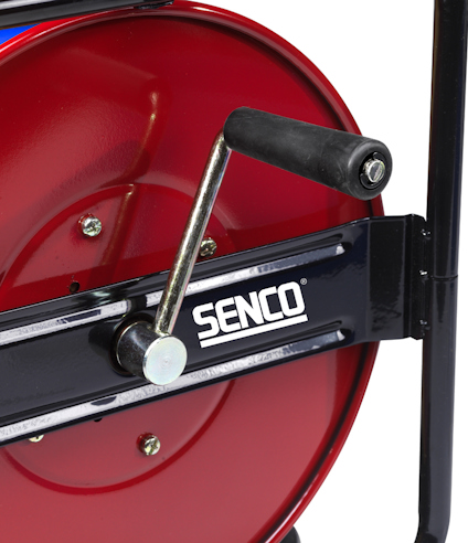 Röd trumma med svart handtag och texten "SENCO" på en svart stång.