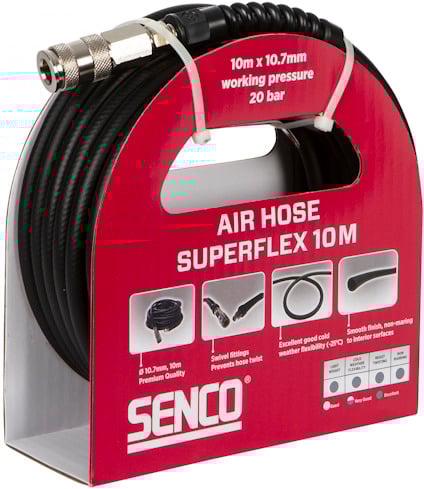 Röd-fodral som innehåller en svart slang med kopplingar, märkt "SENCO Air Hose Superflex 10M" och tryckinformation på framsidan.