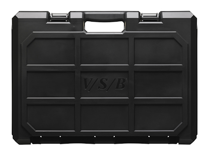 Svart plastlåda med ett handtag och två stängningsklaffar upptill. Initialerna "V/S B" är präglade på framsidan.