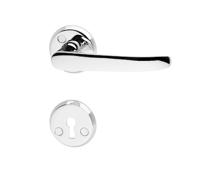 Kromat dörrhandtag med rund nyckelskylt, set mot vit bakgrund.