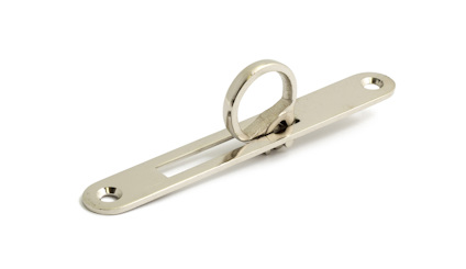 Metalliskt kantbeslag med två hål för skruvar och en cirkulär ring i mitten.