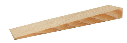 Träkil i massivt trä med en avsmalnande form och en slät yta.