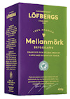 Förpackning av Löfbergs Mellanmörk bryggkaffe 450g med lila och grönt tryck samt certifieringsmärke.
