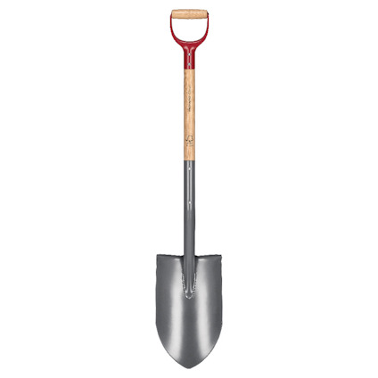 Spade med spetsigt blad i grått, trähandtag och rött D-format grepp.