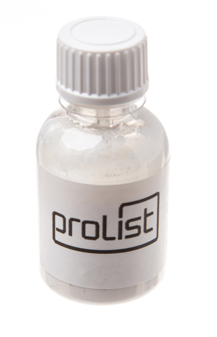 Genomskinlig flaska med vitt lock och etikett med texten "prolist".