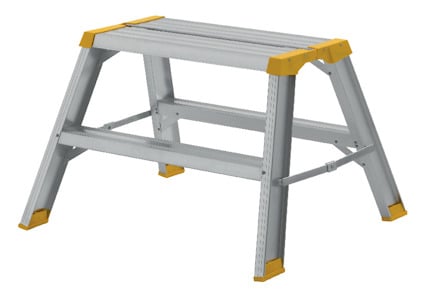 Stegpall i aluminium med två steg och gula hörndetaljer.