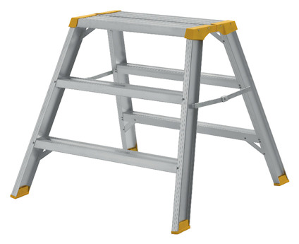 Stege i aluminium med tre steg, gulmarkerade hörn och stödstänger mellan sidorna.