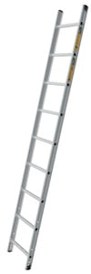 Enkel stege i aluminium med nio steg, lutad åt höger, mot en vit bakgrund.