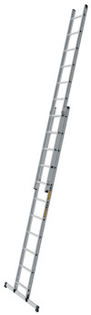 Aluminiumstege med två sektioner och flera steg, lutad mot en vit bakgrund.