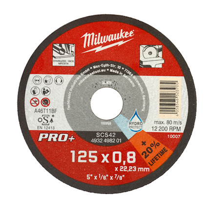 Rund kapskiva med röd och svart etikett. Innehåller text: Milwaukee, PRO+, 125 x 0,8, samt olika certifieringssymboler och streckkod.