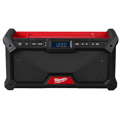 Radio med svart och rött hölje, digital display som visar 12:00 och kontroller för volym och inställningar.