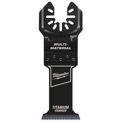 Svart sågbord med texten "Milwaukee", "MULTI-MATERIAL", "TITANIUM CHARGED" i vitt.