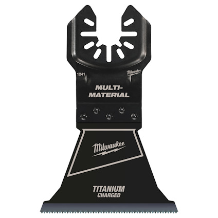 Svart sågblad med texten "MULTI-MATERIAL" och "TITANIUM CHARGED" tryckt i vitt. Milwaukees logotyp finns med.