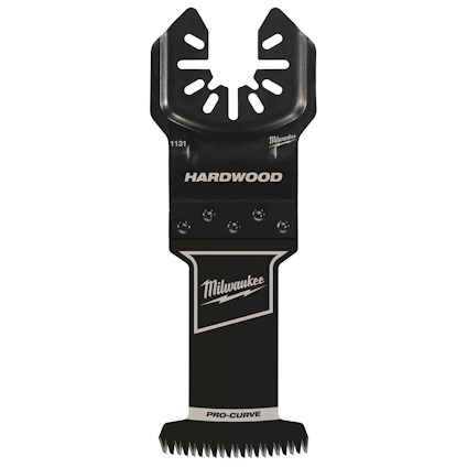 Svart sågbld med märkningarna "Milwaukee", "HARDWOOD" och "PRO-CURVE". Serraterad kant längst ner.