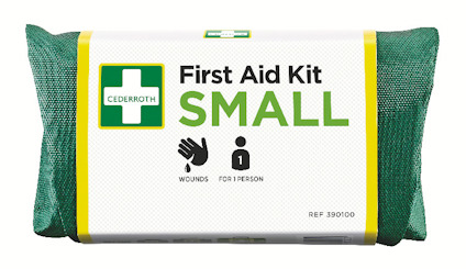 Grön och vit förpackning med texten "Cederroth First Aid Kit SMALL", bilder på ett plåster och en person. Ref 390100.