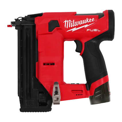 Röd och svart dyckertpistol med texten "Milwaukee Fuel" på sidan. Har ett ergonomiskt handtag och metallklämma.