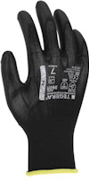 Svart arbetshandske med vit text som beskriver standarder och storlek; gul kant vid handleden.