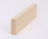 Rektangulär träbit med ljus träfärg och slät yta, placerad mot vit bakgrund.