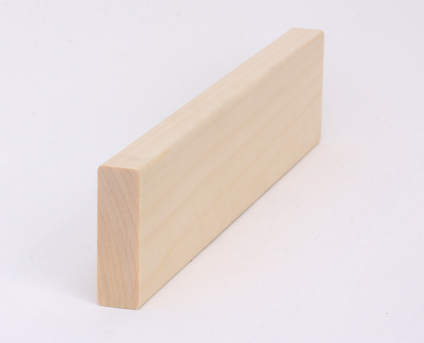 Rektangulär träbit med ljus träfärg och slät yta, placerad mot vit bakgrund.