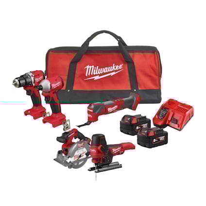 Verktygsset med flera elverktyg, laddare, batterier och en röd förvaringsväska märkt "Milwaukee".