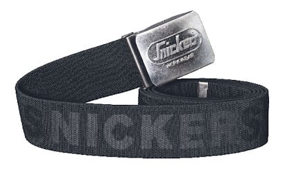 Svart elastiskt bälte med metallspänne. Texten "SNICKERS WORKWEAR" synlig på både bältet och spännet.
