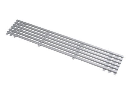 Silvrigt kylskåpsgaller med horisontella och vertikala rader av långsmala, jämnt fördelade spalter.